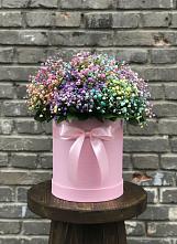 Цветочная композиция из Гипсофила и Розы в шляпной коробке в Холме
