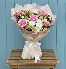 Букет цветов из:  Гвоздики, Орхидеи и Розы в Холме