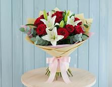 Букет цветов из:  Лилии и Розы в Холме