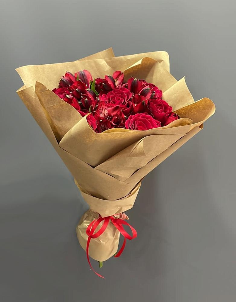 Букет цветов из: Альстромерии и Розы в Холме