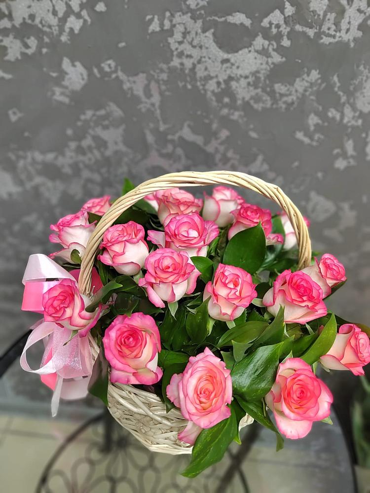 Цветочная композиция из Розы в корзине в Холме