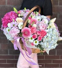 Композиция солнечный день в Холме Цветочная композиция из Розы, Хризантемы, Пионы и Лизиантусы в корзине в Холме