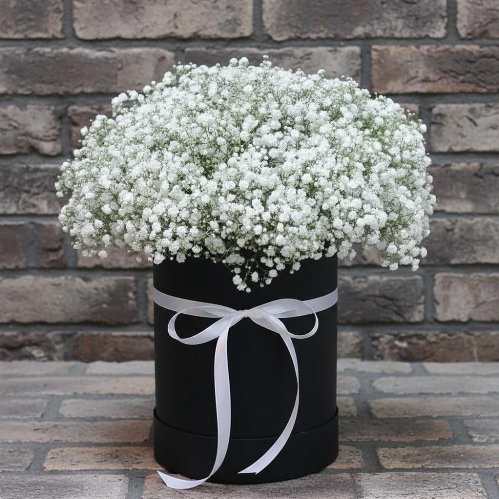 Цветочная композиция из Гипсофила в шляпной коробке в Холме