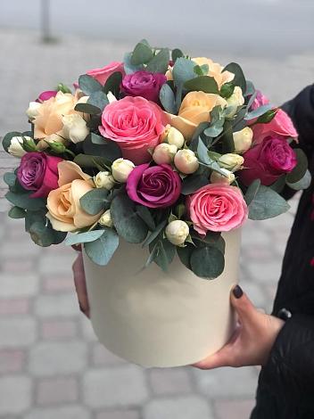 Цветочная композиция из Розы в шляпной коробке в Холме