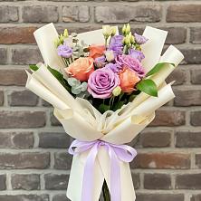 Букет цветов из:  Лизиантусы и Розы в Холме