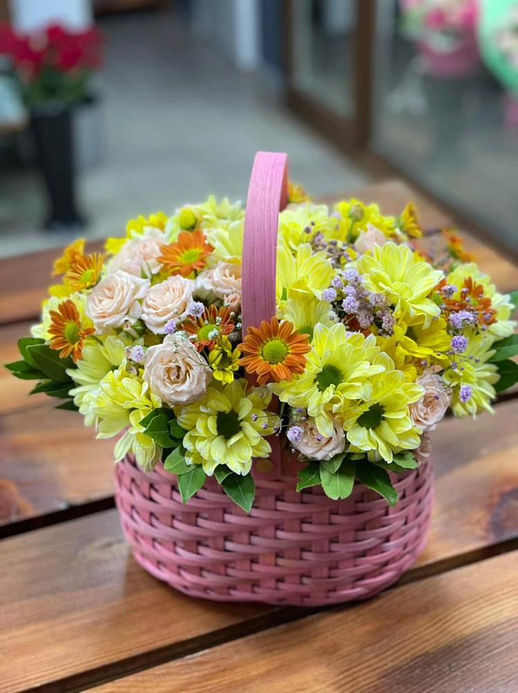 Цветочная композиция из Хризантемы и Розы в корзине в Холме
