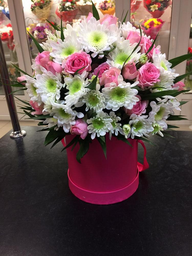 Цветочная композиция из Розы и Хризантемы в шляпной коробке в Холме