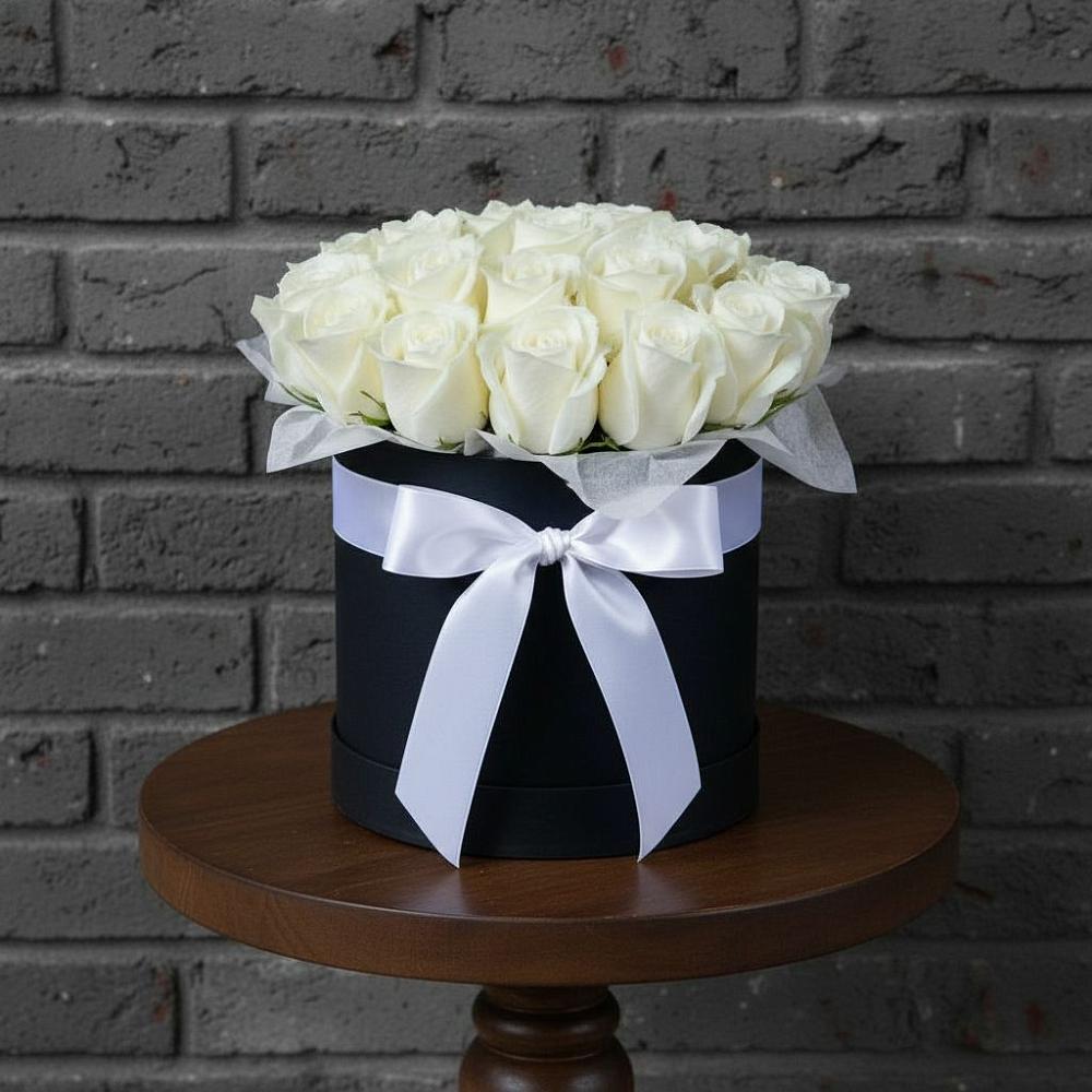 Цветочная композиция из Розы в шляпной коробке в Холме